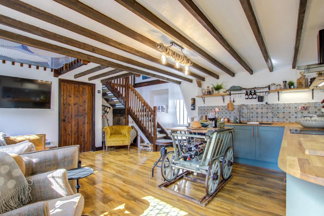 Unique The Old Stables Pembrokeshire Sleeps 8 - Welsh Tourist Board Award 5 Stars * Pembroke